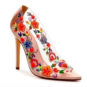 NWT Privileged by JC Dossier Camellia Floral Embroidered Pumps